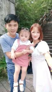 “住”在爸爸外卖箱的小女孩长大了，笑容依然治愈！