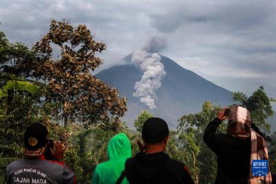 印尼塞梅鲁火山持续喷发