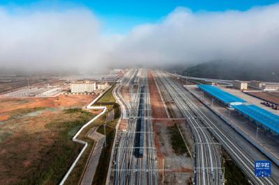 中老铁路首趟国际货物列车经磨憨铁路口岸前往老挝