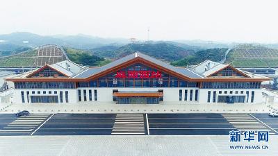 “云端高铁”张吉怀穿越“神秘湘西”