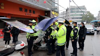 你不拆，交警拆！通城700余部两轮车辆遮雨棚被强制拆除销毁！