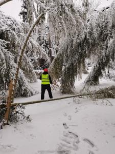 不畏冰雪严寒  铁塔公司紧急抢修保障通讯畅通