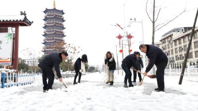 通城县城管执法局：扫雪除冰为新年“开路”