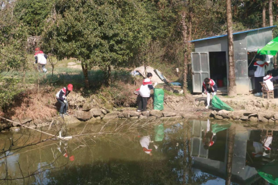 通城二中志愿者登锡山捡垃圾  倡导市民爱护环境文明出行