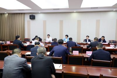 通城县十五届县委常委会第18次会议召开