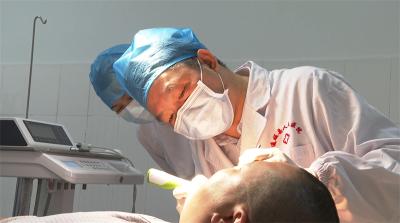 通城县人民医院成功开展首例种植牙手术