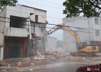 通城2处影响企业发展的老旧建筑被依法拆除