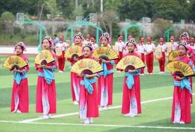 “艺”起向未来！通城县首届中小学生美育节开幕