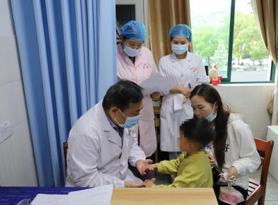省第三人民医院为通城特殊儿童送健康
