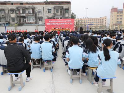 通城县教育中心表彰166名学生