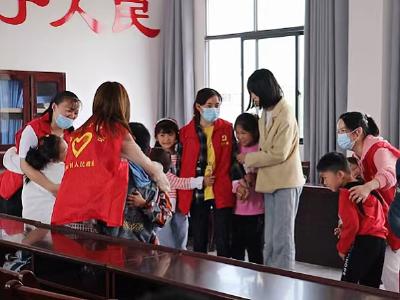 塘湖镇“一颗塘”志愿队：关爱留守儿童寓教于乐进村部