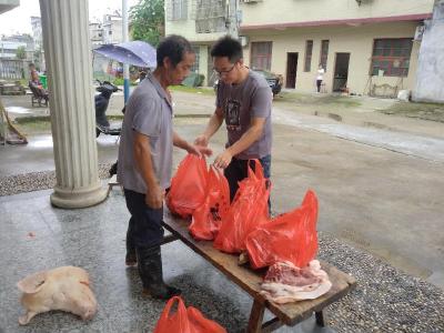 通城县沙堆镇：镇村干部齐发力 群众卖猪不用愁