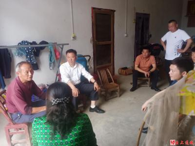 【下基层 察民情 解民忧 暖民心】刘复兴来通城走访看望脱贫监测户