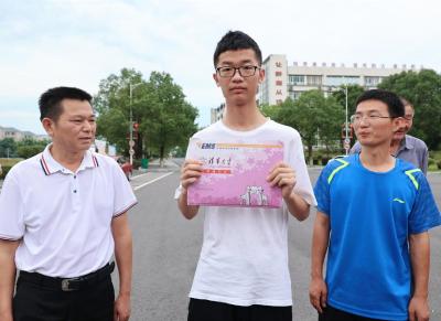 沾喜气！时隔32年 清华大学录取通知书送达通城一中学子手中