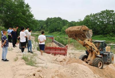 通城：重拳打击砂土“三乱”  向非法洗砂坚决“叫停”