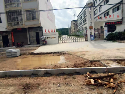 马港镇：破损路面整修  居民拍手叫好