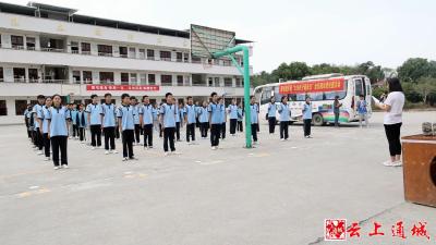 通城县图书馆开展全民阅读进学校活动