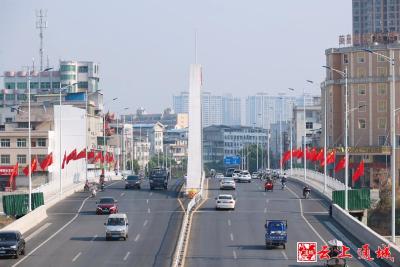通城：扮靓城市迎国庆 满城洋溢“中国红”