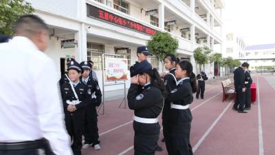塑心 立行 五里中心完小举行“少年警队”授旗仪式