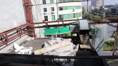 通城县城市管理执法局：消除安全隐患 依法整治违规户外广告牌