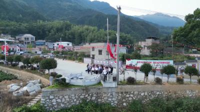 通城关刀有个“国旗村”每月升旗感党恩 