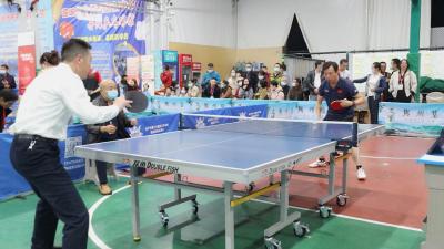 咸宁市第十五届“三赢兴杯”职工乒乓球锦标赛在通城举行