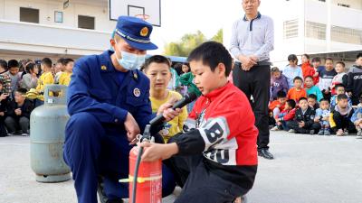 通城：消防演练进校园 让安全一路“童”行