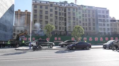 隽水镇古龙社区两栋烂尾楼被依法拆除 