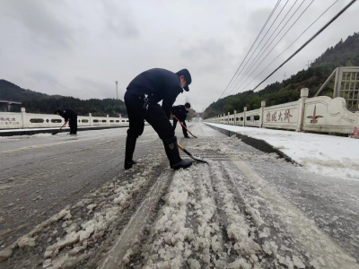 通城县马港镇：扫雪除冰  守护“安全路”