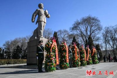 雷锋精神，一座永不褪色的丰碑