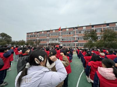 通城县麦市镇陈塅完小：知雷锋 学雷锋 做雷锋