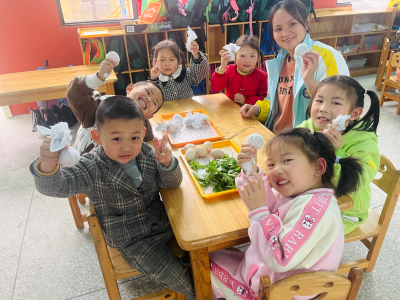 通城县下畈完小幼儿园开展清明花草蛋自然探索课程