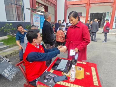 通城县四庄乡开展关爱老人健康活动