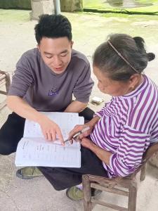 通城县麦市镇红石村：走村入户察民情 真心实意解民忧