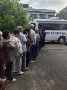 通城县塘湖镇：免费体检进村湾 关爱老人“零距离”