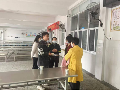 通城县大坪乡杨部小学：家长进食堂，共筑放心餐