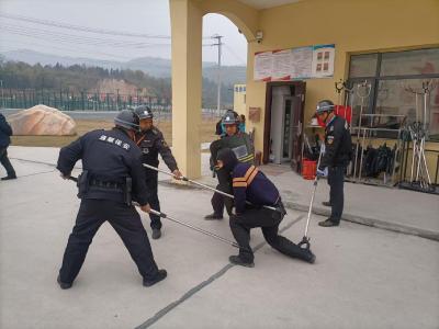 以“练”筑防，共筑安全屏障丨通城县麦市中学开展防恐防暴安全演练活动