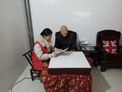 通城县隽水镇银城社区为老党员送学上门