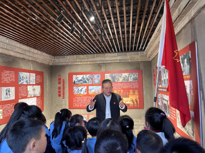 通城县隽水镇九宫小学：少先队员走进高冲公社，接受红色教育洗礼