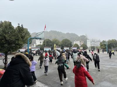 通城县麦市镇棋盘小学开展消防安全演练 筑牢校园安全防线