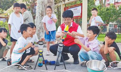 河南周口淮阳中学教师刘华东多年开展趣味物理教学——  用“魔法”点亮孩子们的科学梦想（守望）