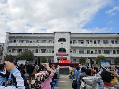 通城县塘湖镇荻田完小举行开学典礼暨法治教育讲座
