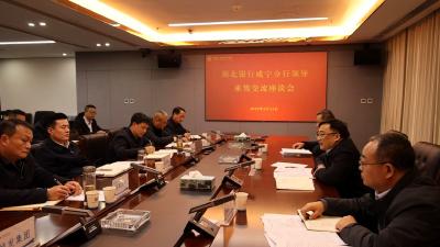湖北银行咸宁分行行长蔡峰来通城交流座谈