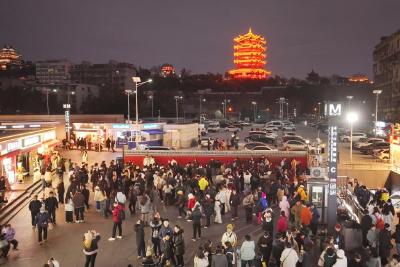 黄鹤楼下，人气红墙点亮文旅新地标