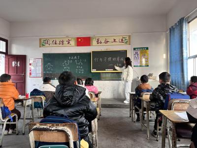 通城县北港镇前冲小学开展行为习惯养成教育主题班会