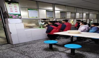 通城县麦市镇陈塅完小：“刷脸”携手“光盘”，为校园文明增添新亮点