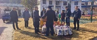 爱在这里汇聚｜通城县石南镇爱心人士自发组织慰问活动