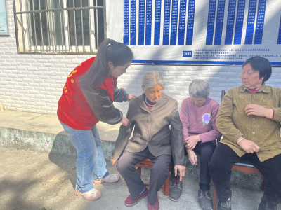 通城县塘湖镇：公益摄影进乡村定格最美“夕阳红”