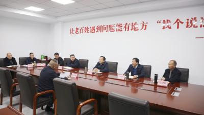 黄建平到县信访接待中心接访时强调：依法依规化解矛盾 维护群众合法权益