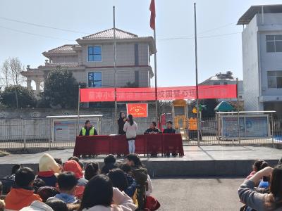 通城县北港镇前冲小学：多部门联动进校园 法治教育护成长